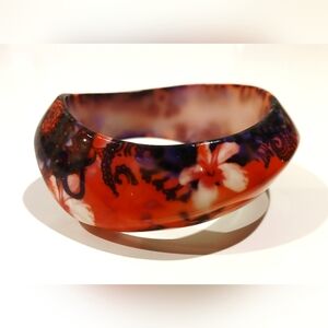 Rwtro Floral Resin Bangle Bracelet in Red
